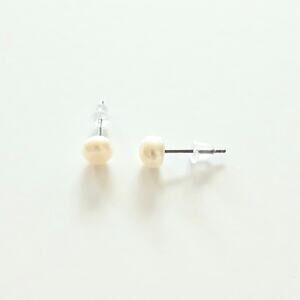 Classic Sophistication: Pearl Stud Earrings